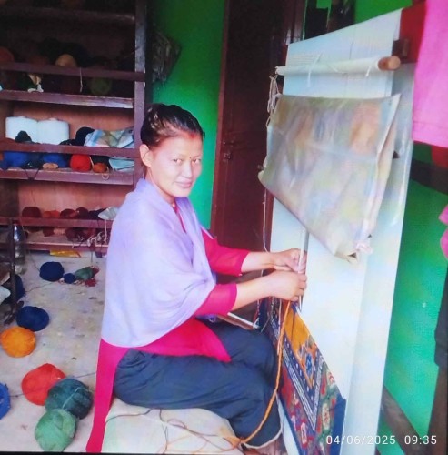 बैदेशिक रोजगारबाट फर्केर नेपालमा नै गलैचा बुनी गुजारा चलाइ घरव्यवहार धानेको महिला